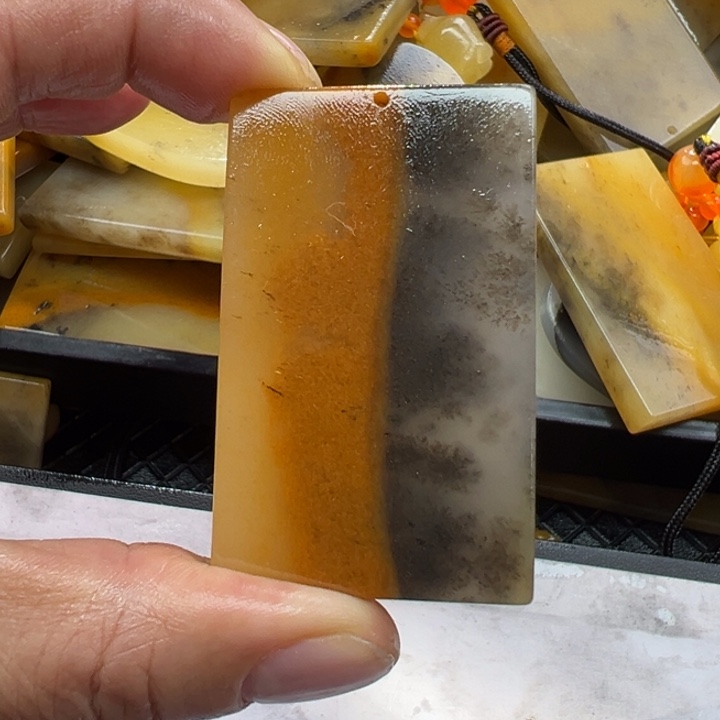 石英质玉（黄龙玉）颈饰未镶嵌