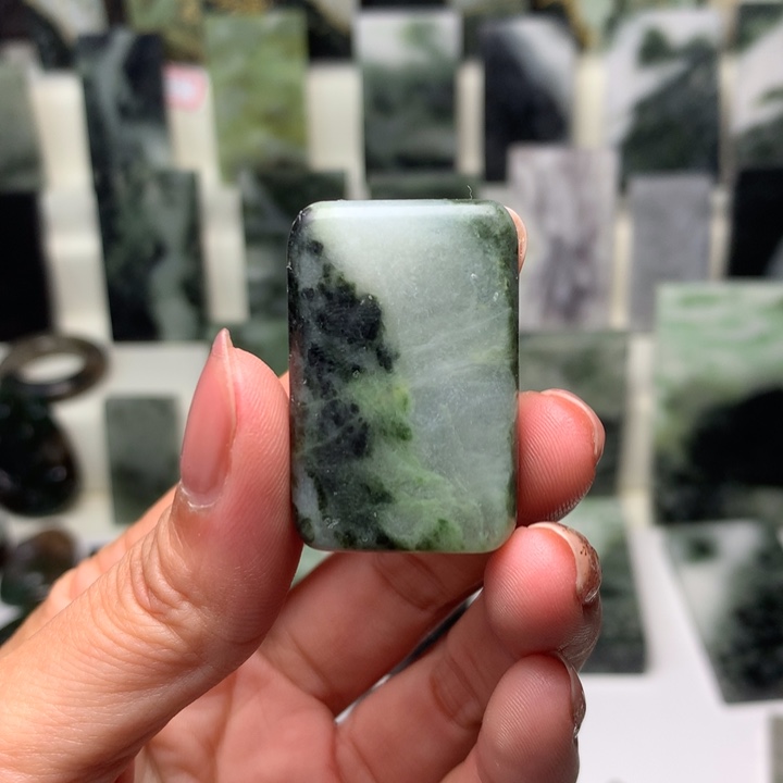 独山玉颈饰未镶嵌