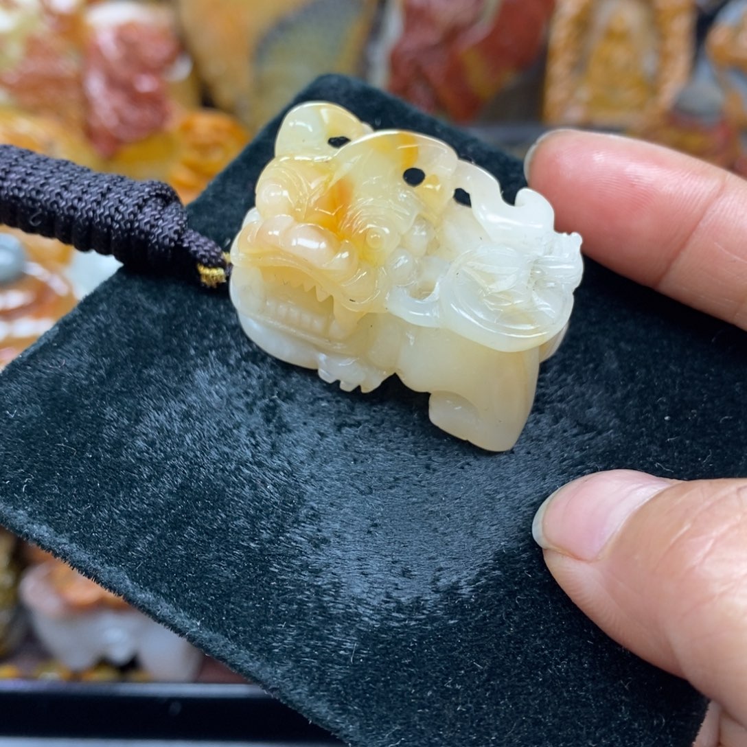 未镶嵌石英质玉（黄龙玉）颈饰