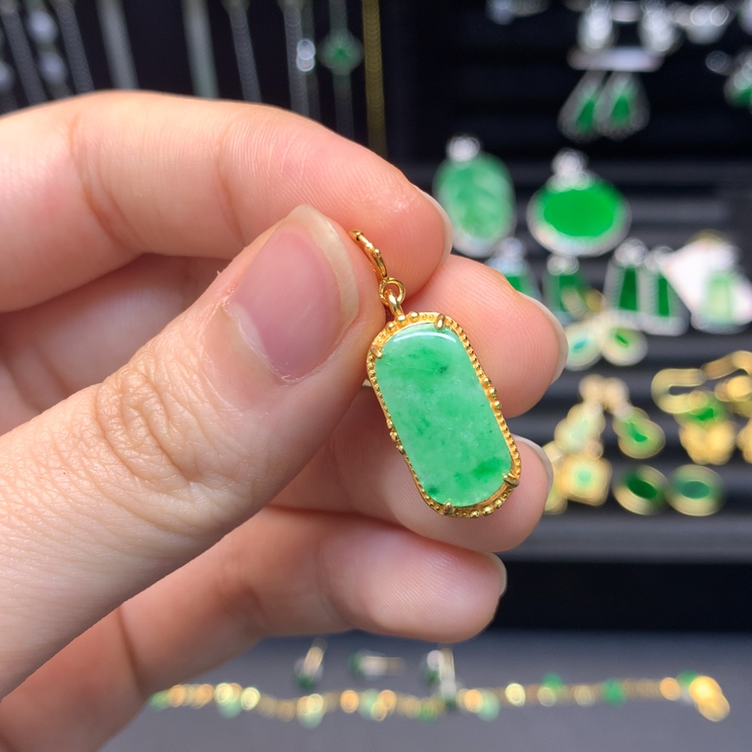 翡翠未镶嵌颈饰有纹裂