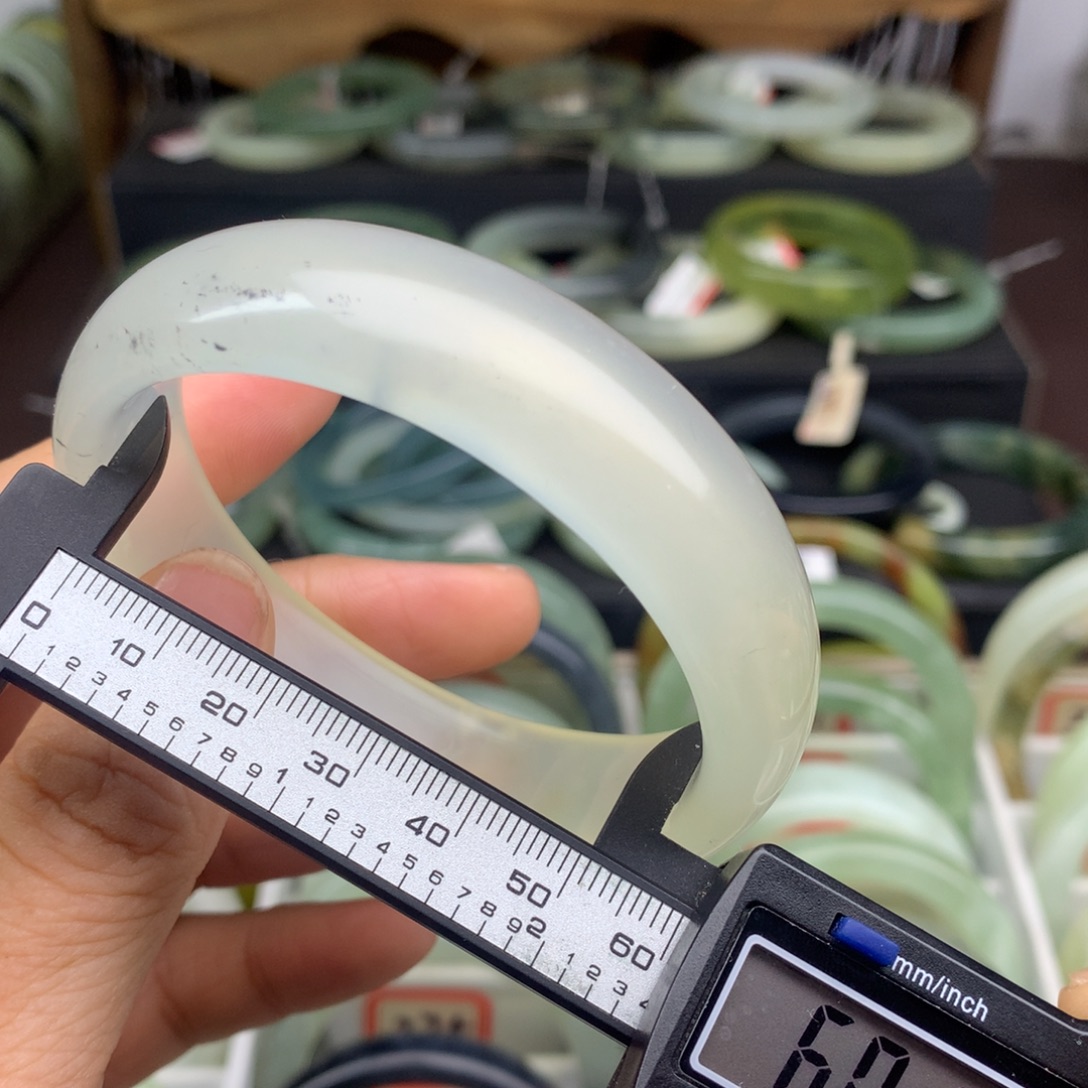 蛇纹石玉未镶嵌手镯366