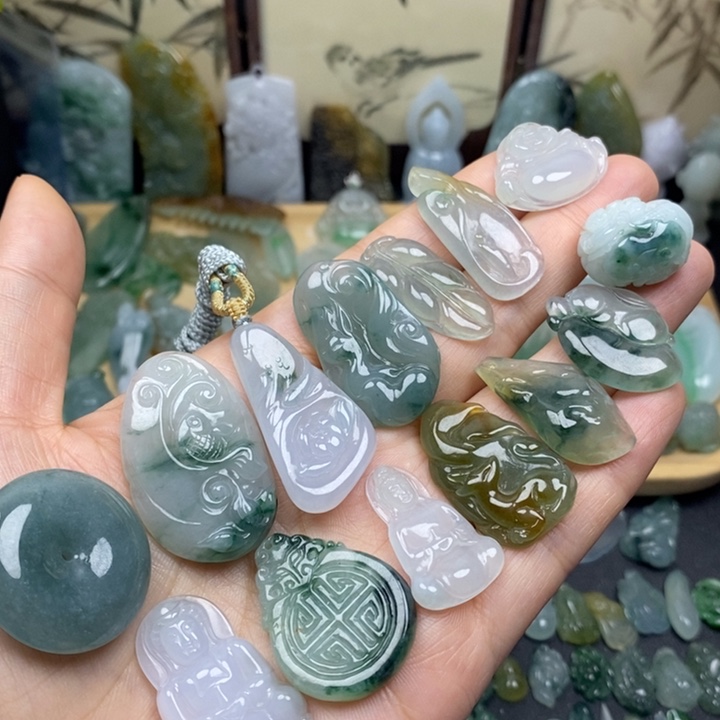 翡翠未镶嵌颈饰牌子一个