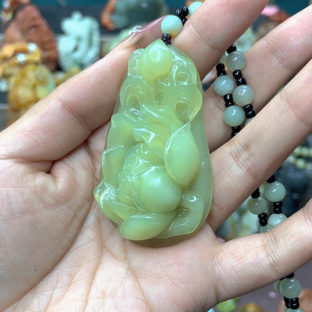 蛇纹石玉颈饰未镶嵌