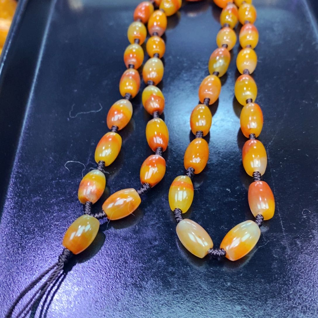 未镶嵌石英质玉（黄龙玉）颈饰