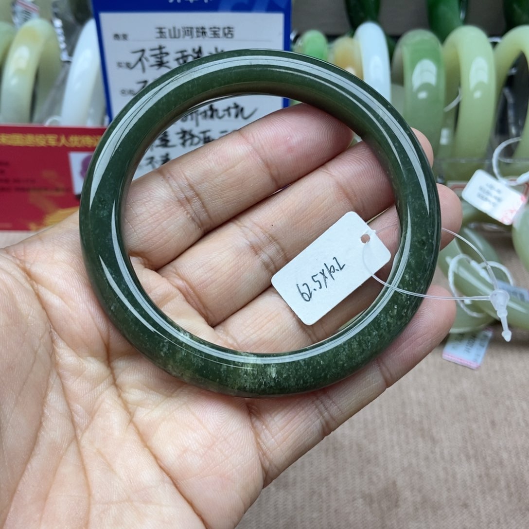 和田玉手镯未镶嵌我***揍