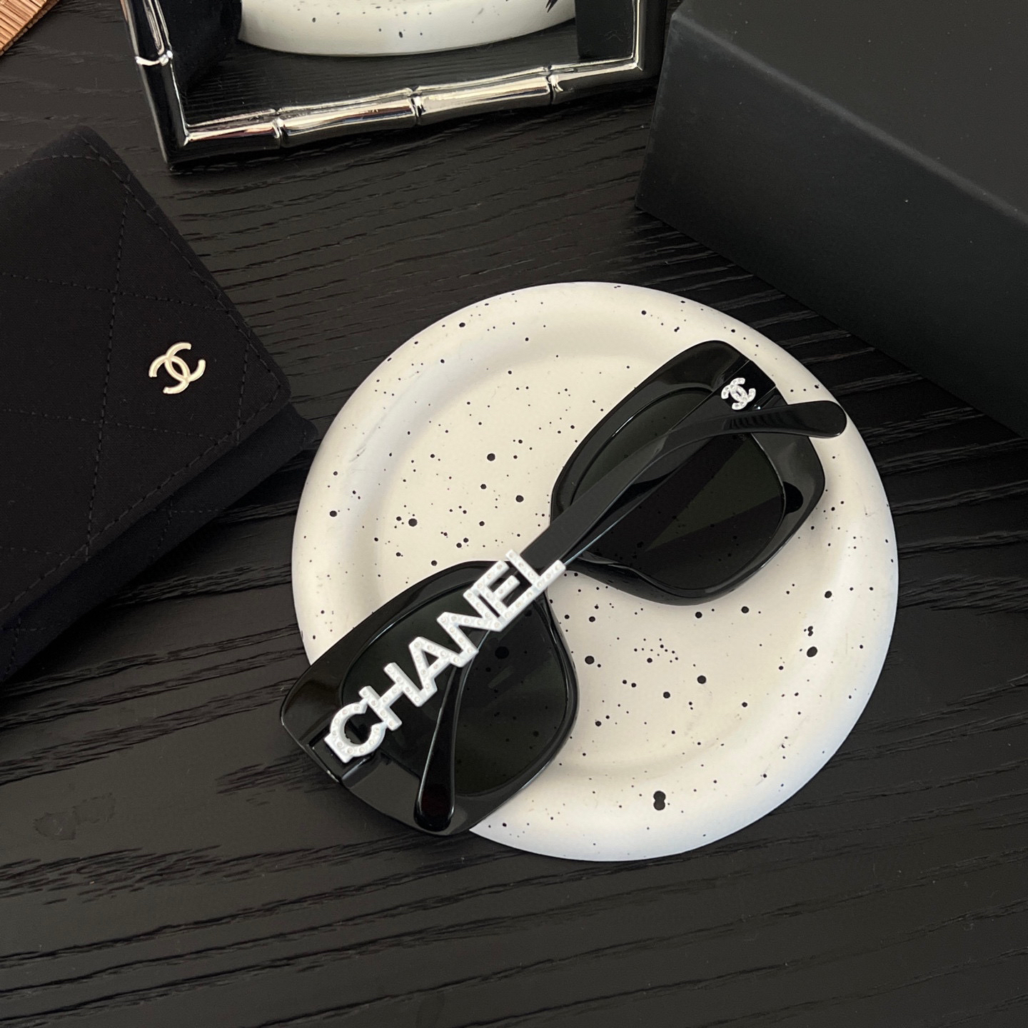 95新 Chanel/香奈儿 Chanel白色字母墨镜QX-16610509