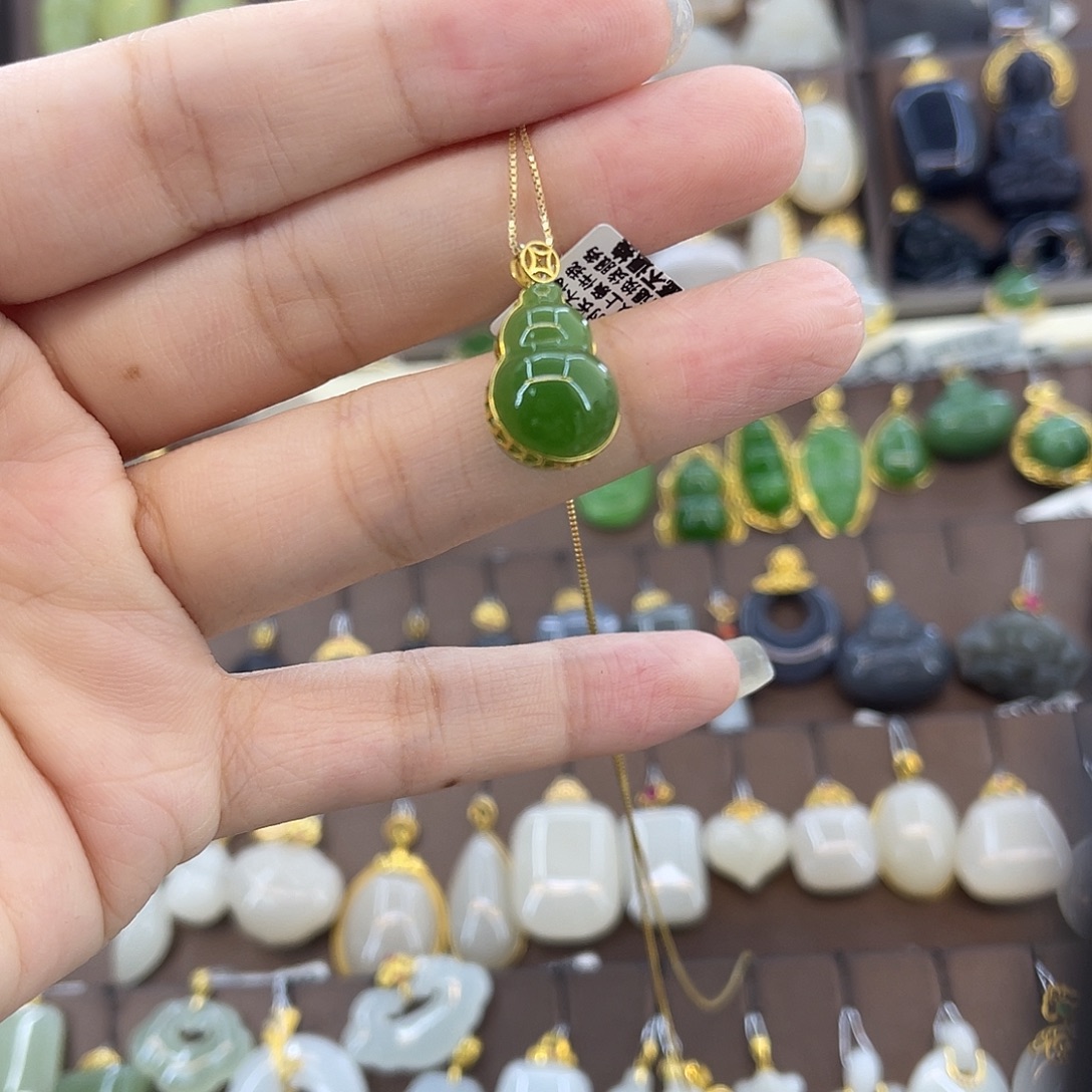 和田玉18K金镶嵌吊坠(赠链)