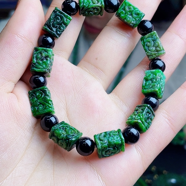 翡翠未镶嵌颈饰多样性