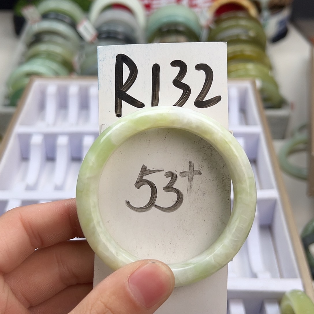 岫玉手镯未镶嵌天然岫玉微瑕，可以正常佩戴