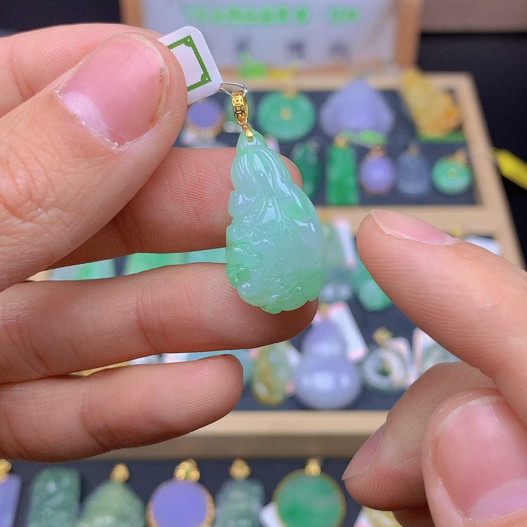 翡翠颈饰18K金镶嵌翡翠