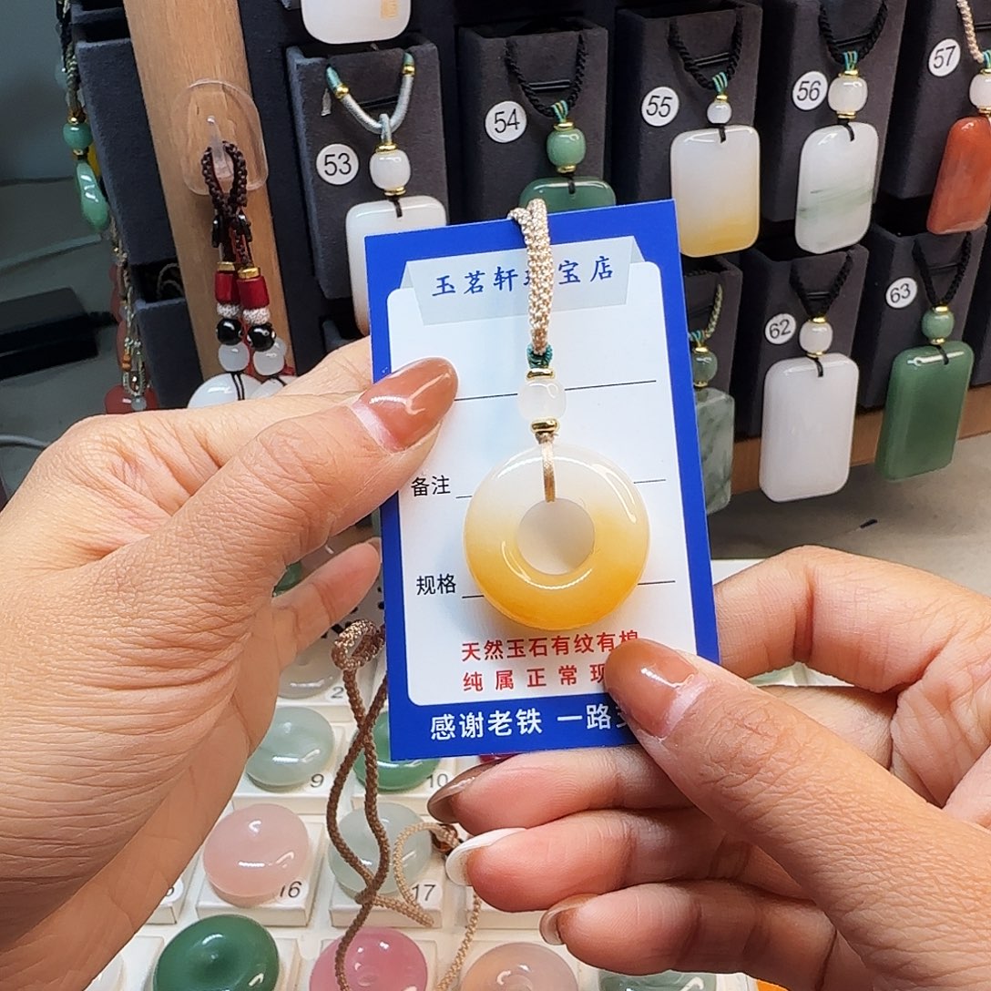 石英质玉未镶嵌颈饰