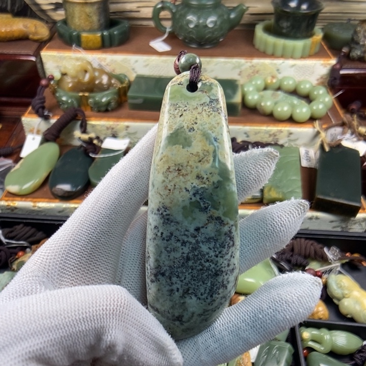 未镶嵌岫岩河磨玉（透闪石质玉）把件