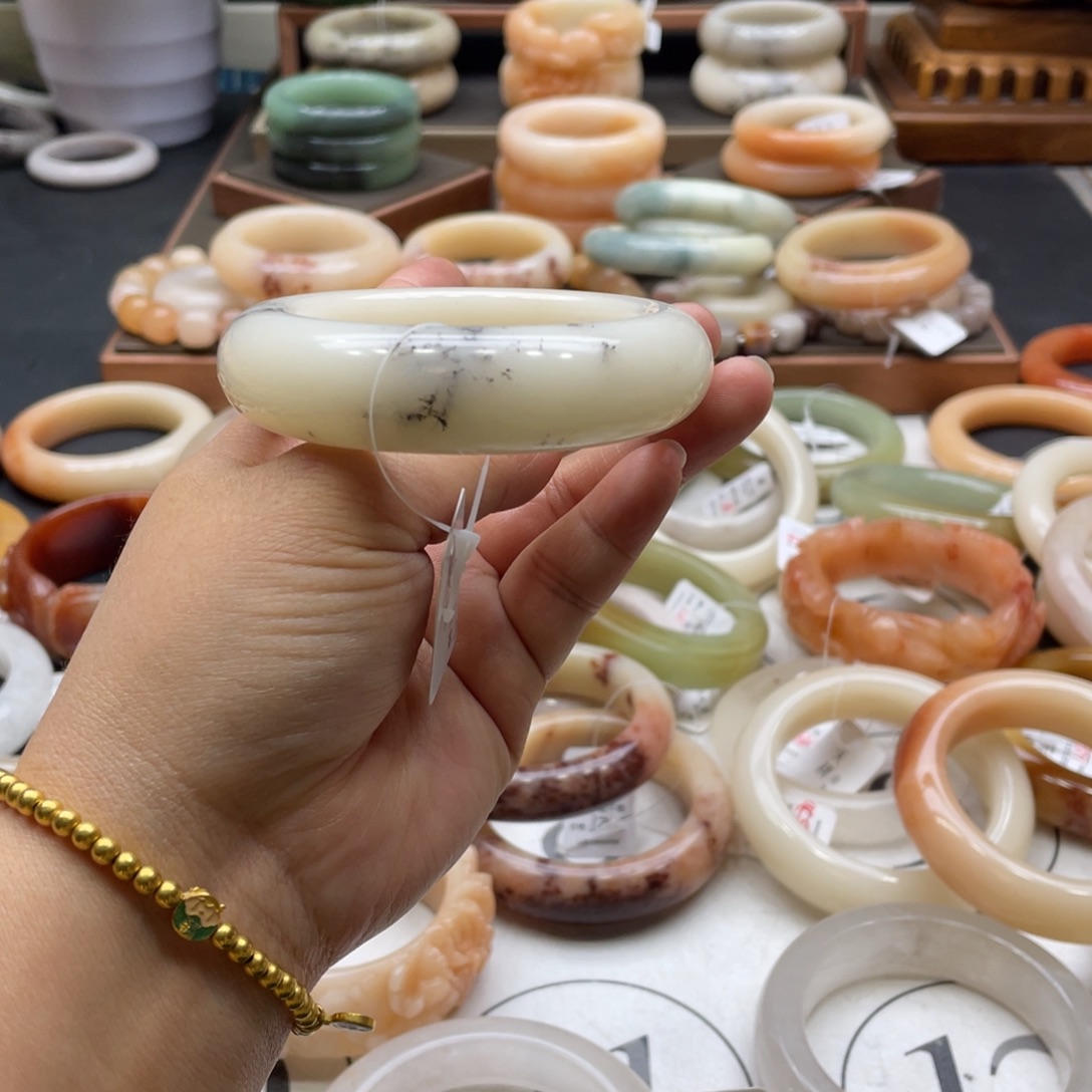 @***@石英岩玉未镶嵌手镯