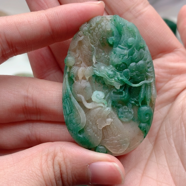 独山玉颈饰未镶嵌邓****机