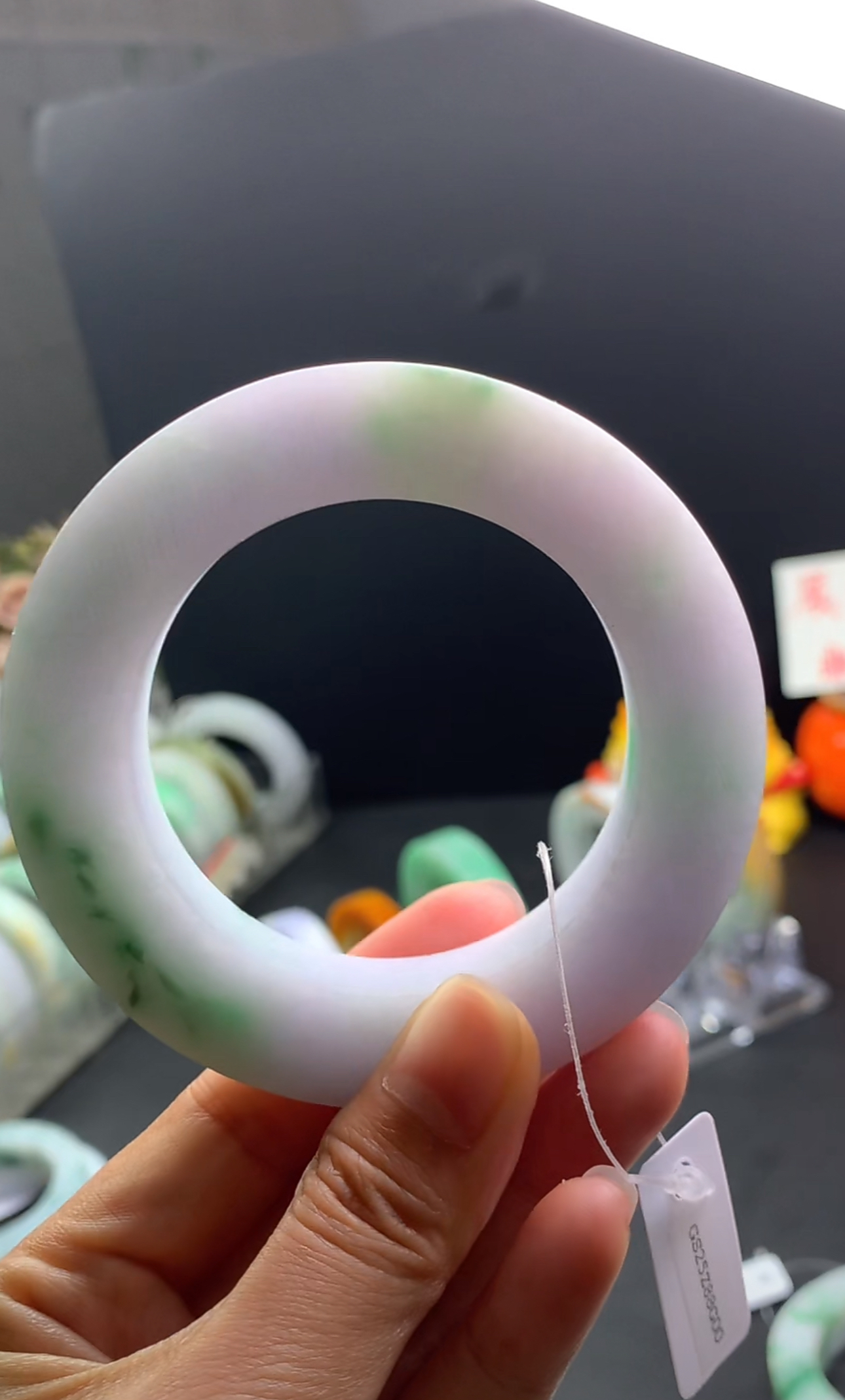紫底飘绿花翡翠定制手镯