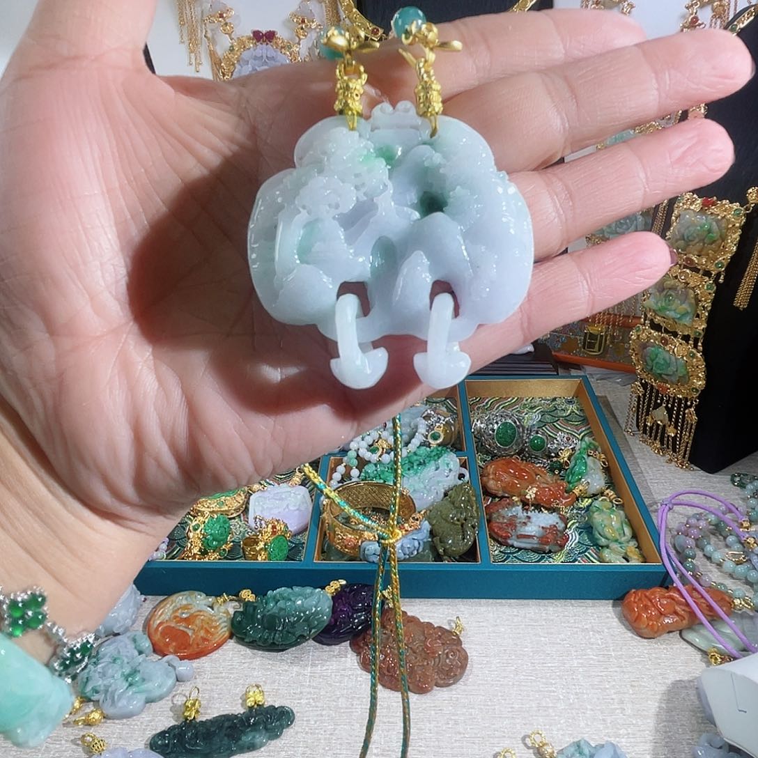 翡翠颈饰未镶嵌翡翠白底青山水牌