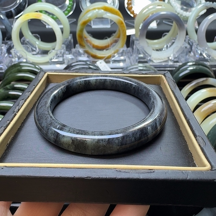 和田玉未镶嵌手镯