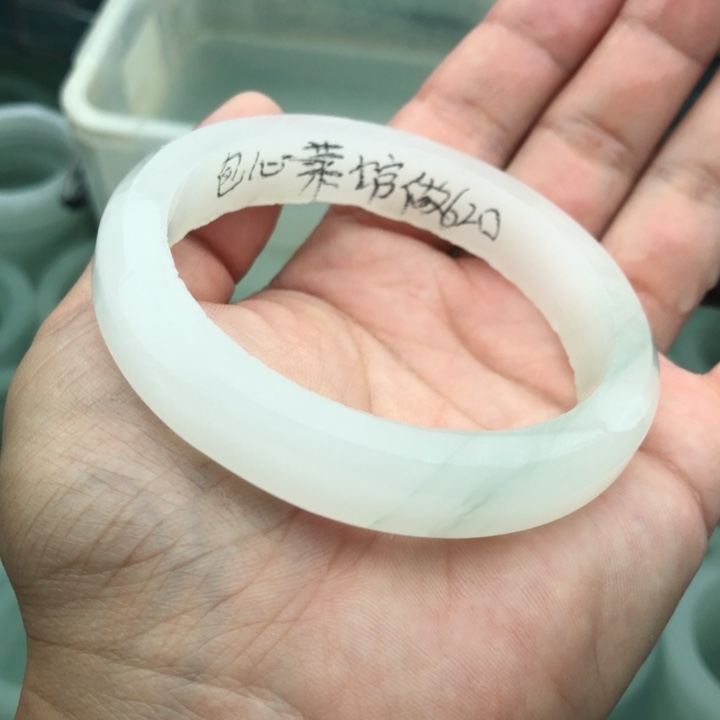 包***馆未镶嵌定制手镯定制石英质玉（天山翠）新疆玉镯