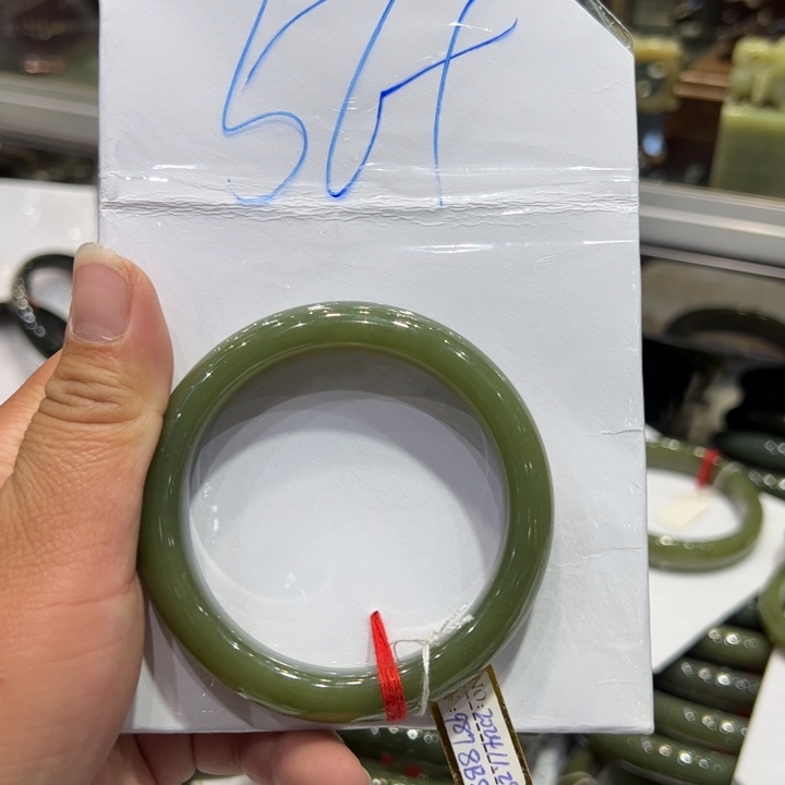 贝***拉未镶嵌手镯和田玉