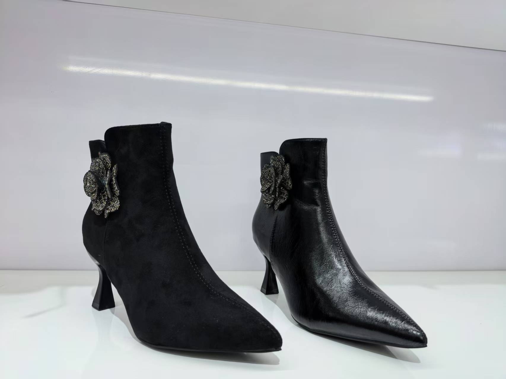 AKYOL 秋冬女靴尖头中跟时尚百搭短靴