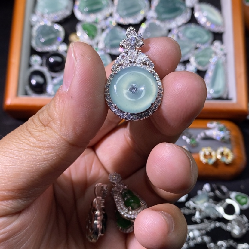 【闪购商品】翡翠颈饰未镶嵌天然