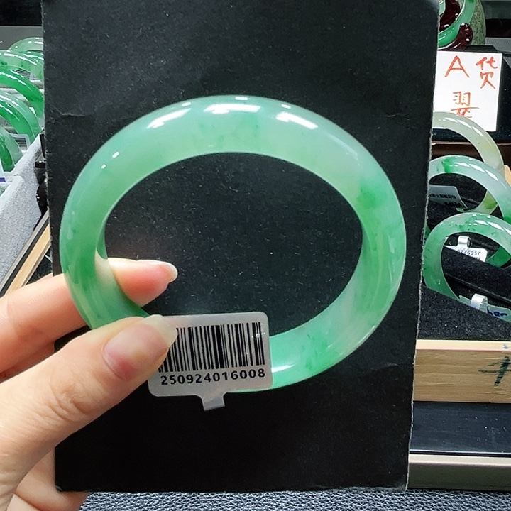 绚***x石英质玉（非洲翠）未镶嵌手镯