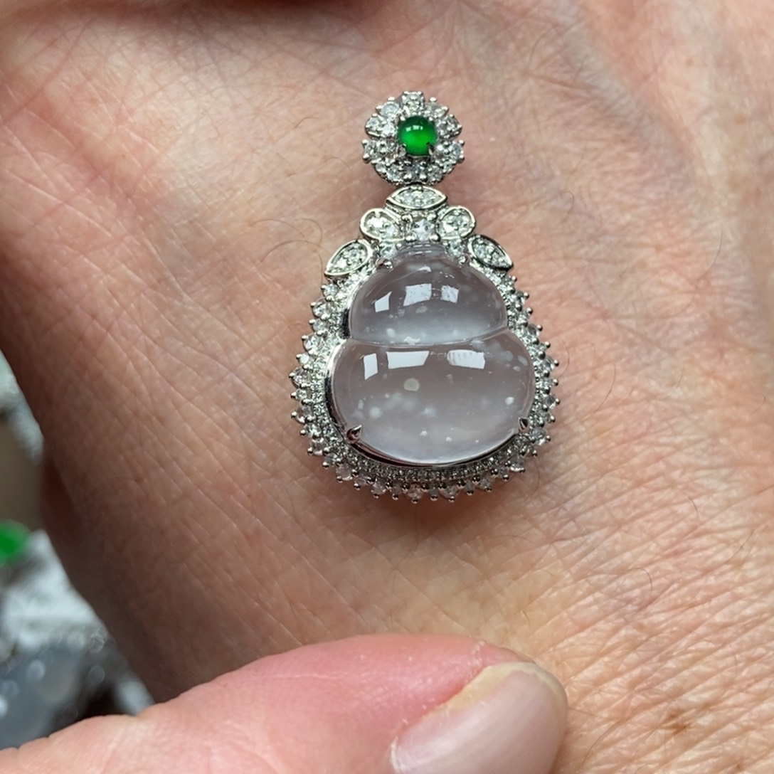 翡翠18K金镶嵌颈饰葫芦