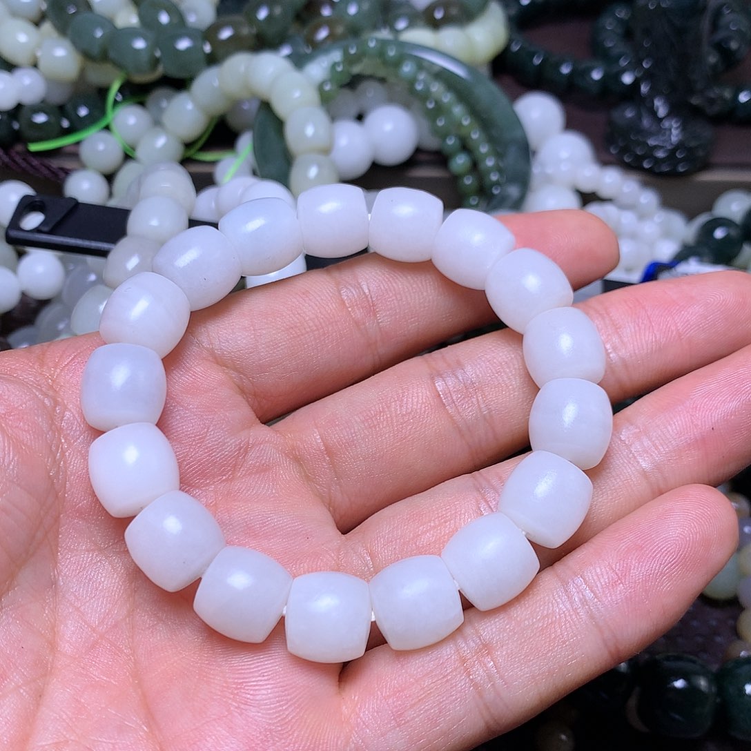 【闪购商品】颈饰未镶嵌和田玉小****年