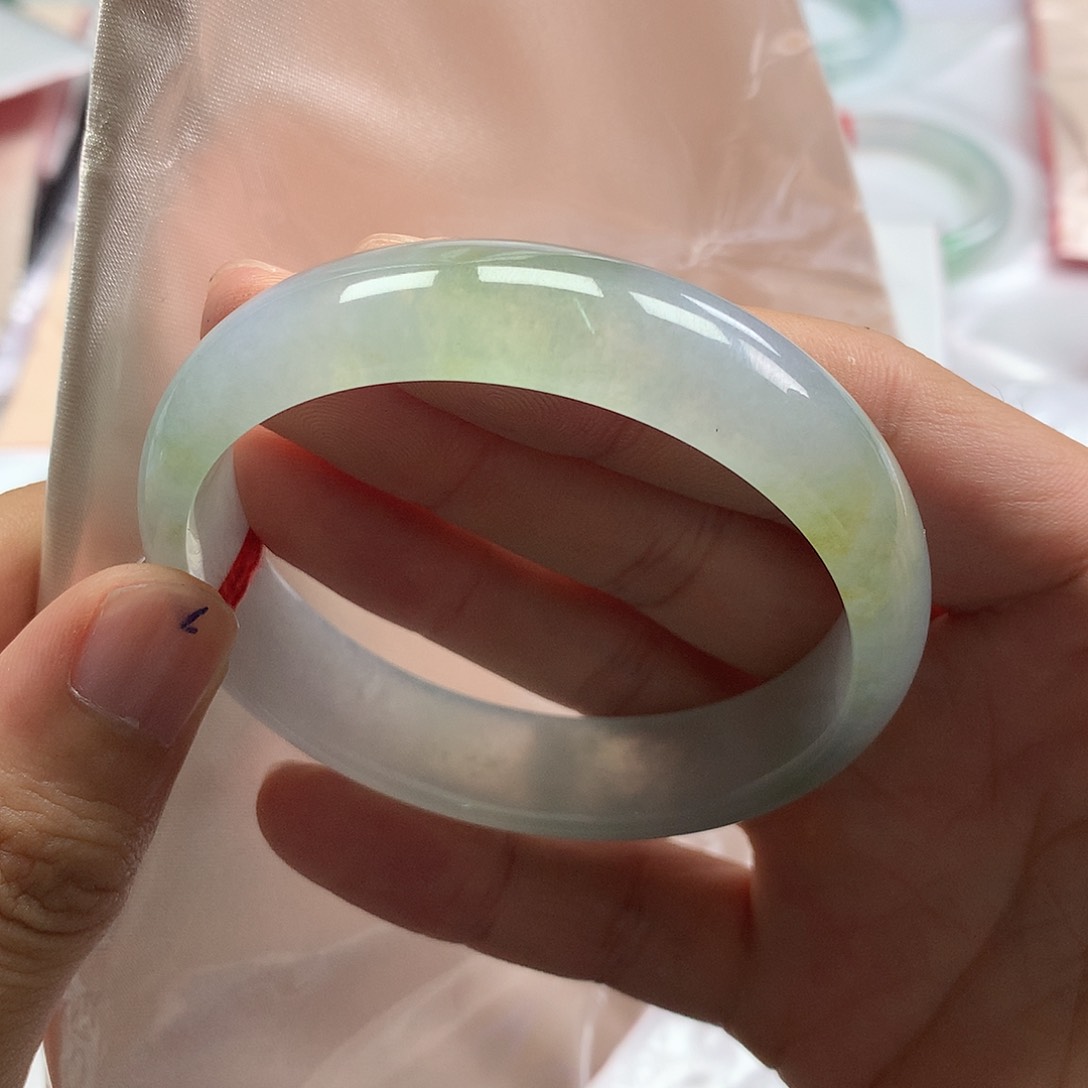 翡翠手镯未镶嵌翡翠