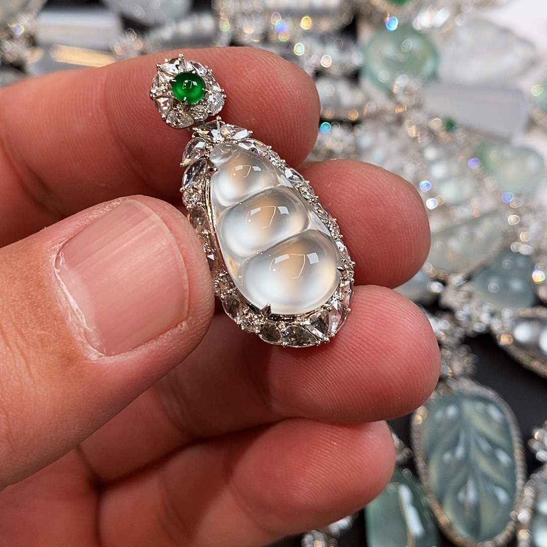 椰***甜翡翠18K金镶嵌颈饰豆子