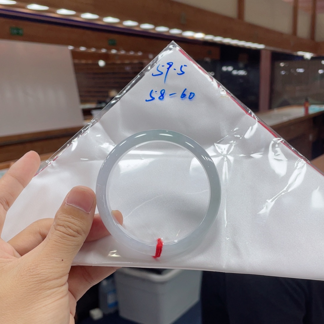 翡翠手镯未镶嵌默认有包容