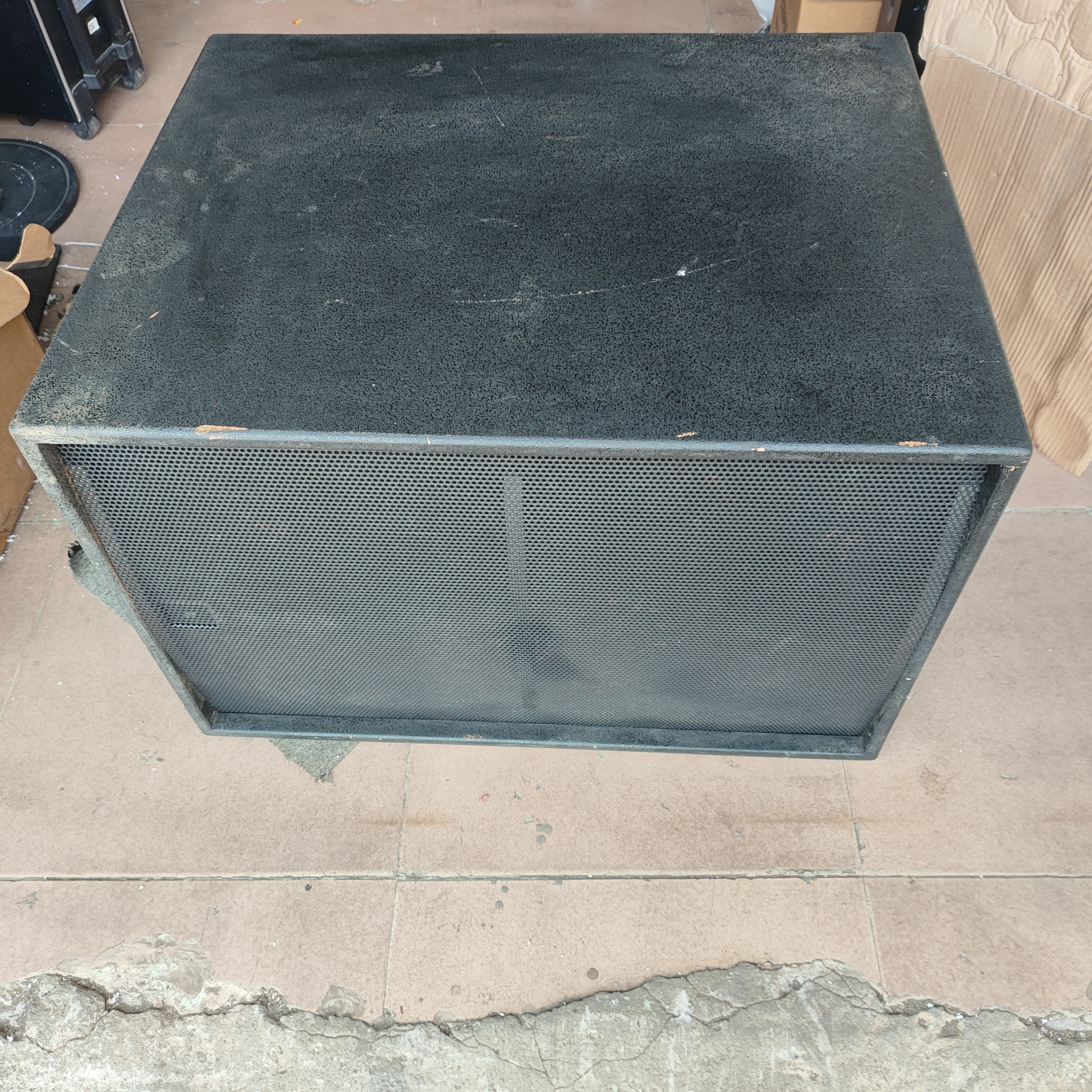 18寸迷宫低音炮，夹板18mm，18寸220磁，100芯外观有磨损，后板处有胶