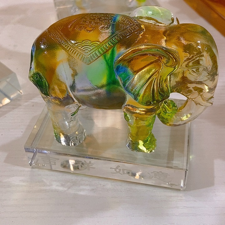 琉璃花瓶高10厘米宽10