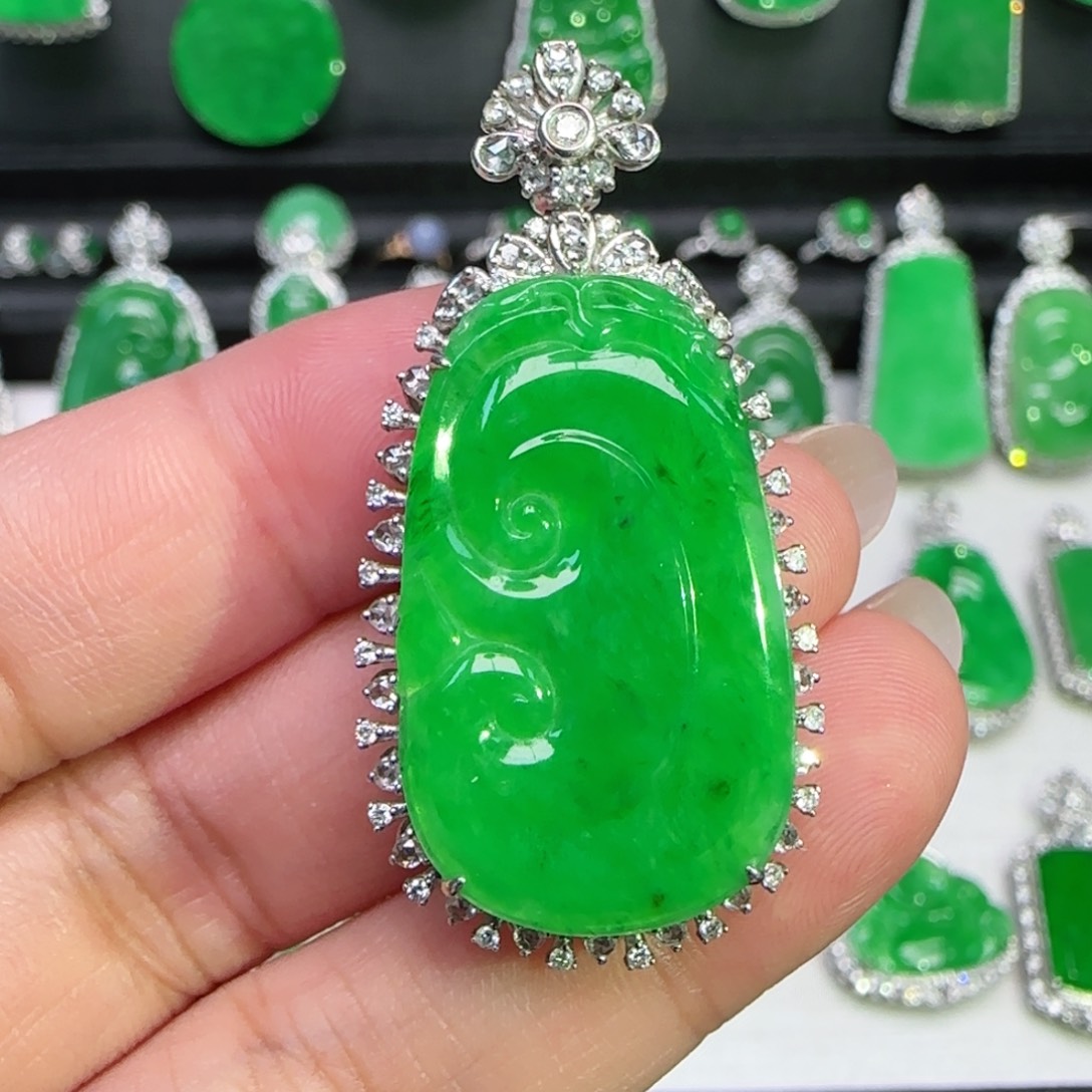 翡翠18K金镶嵌颈饰吊坠