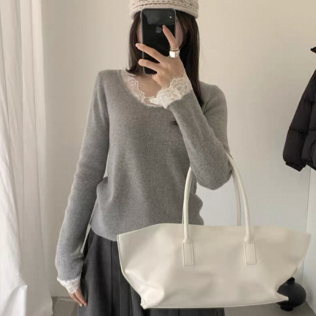 恩熙·韩版新款蕾丝拼接V领冬季无缝百搭针织打底衫50289
