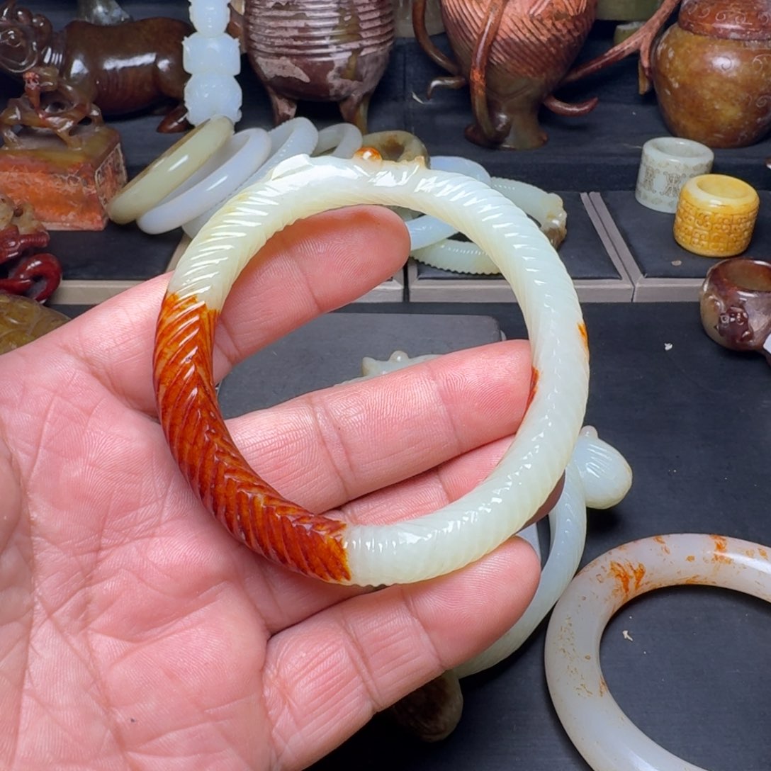 和田玉手镯未镶嵌谈***藏