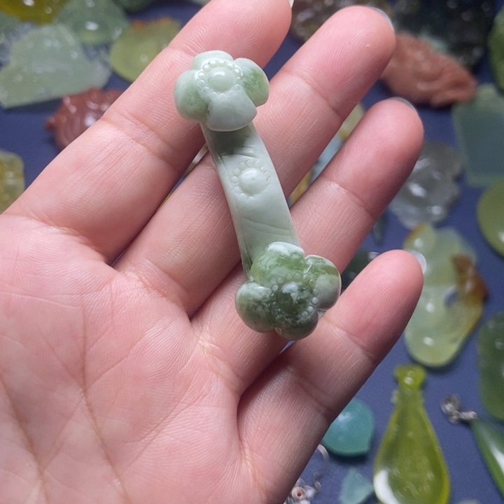 蛇纹石玉挂件未镶嵌