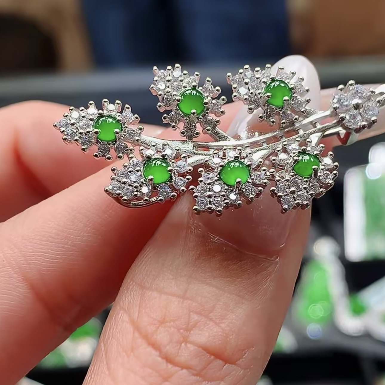 天然翡翠A货阳绿羽毛胸针