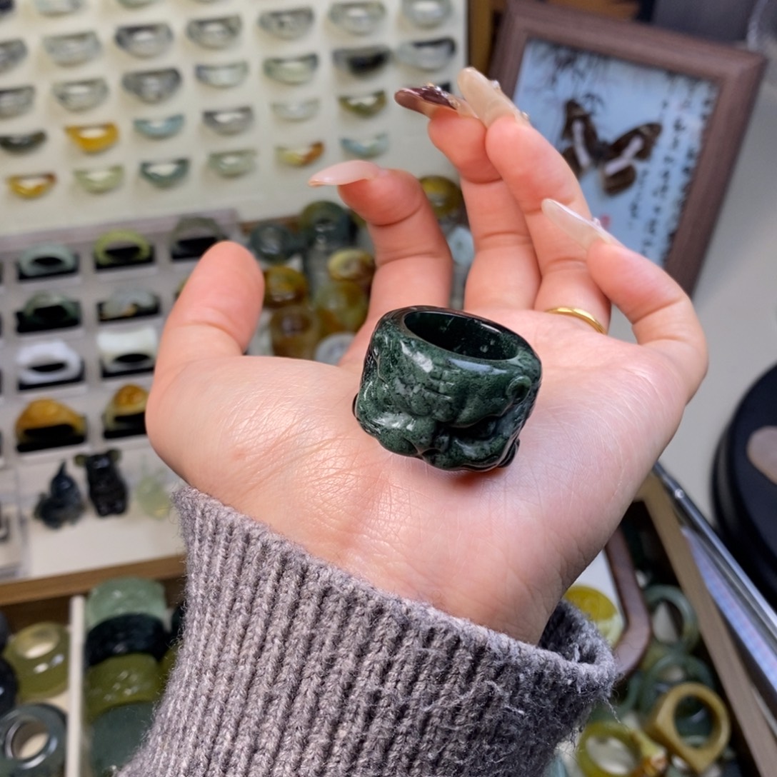 M***o蛇纹石玉未镶嵌戒指