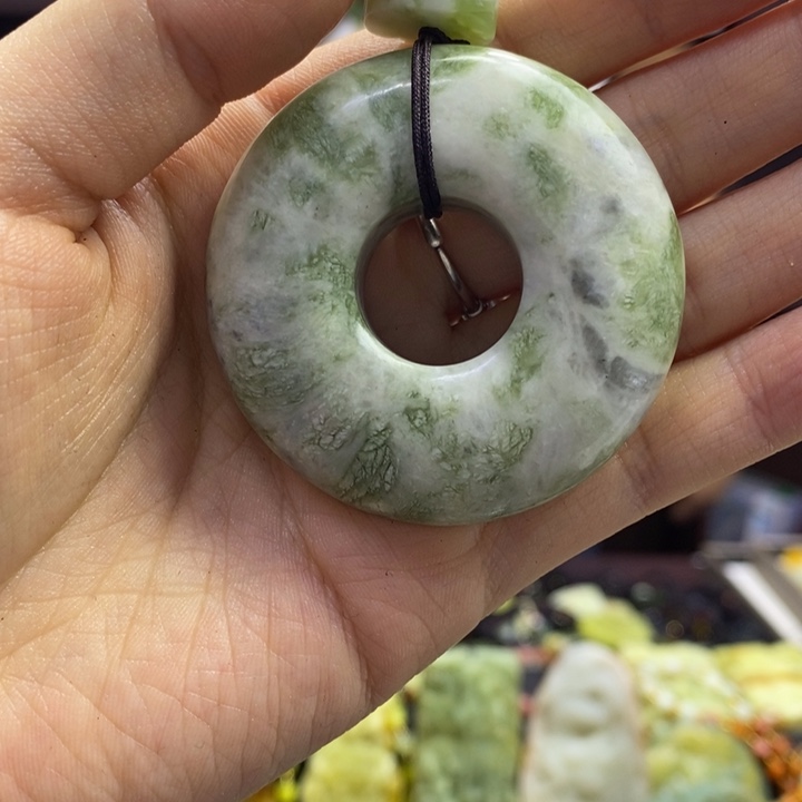 蛇纹石玉未镶嵌颈饰