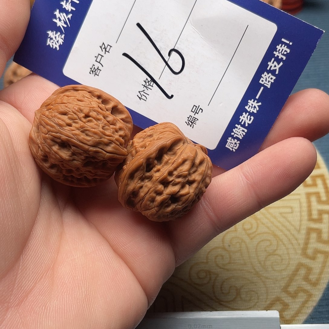 某***儿文玩核桃闪电购16