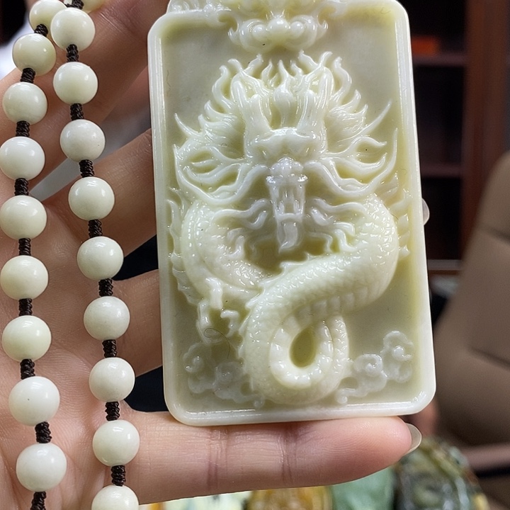 蛇纹石玉未镶嵌颈饰