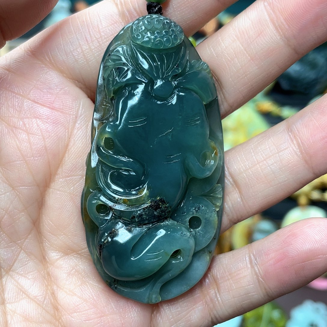 蛇纹石玉颈饰未镶嵌