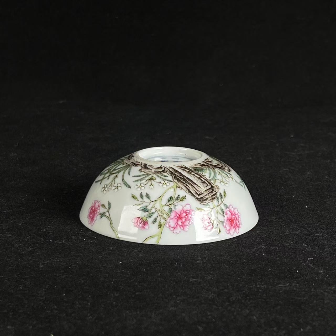 F粉彩过墙洞石花卉纹卧足杯