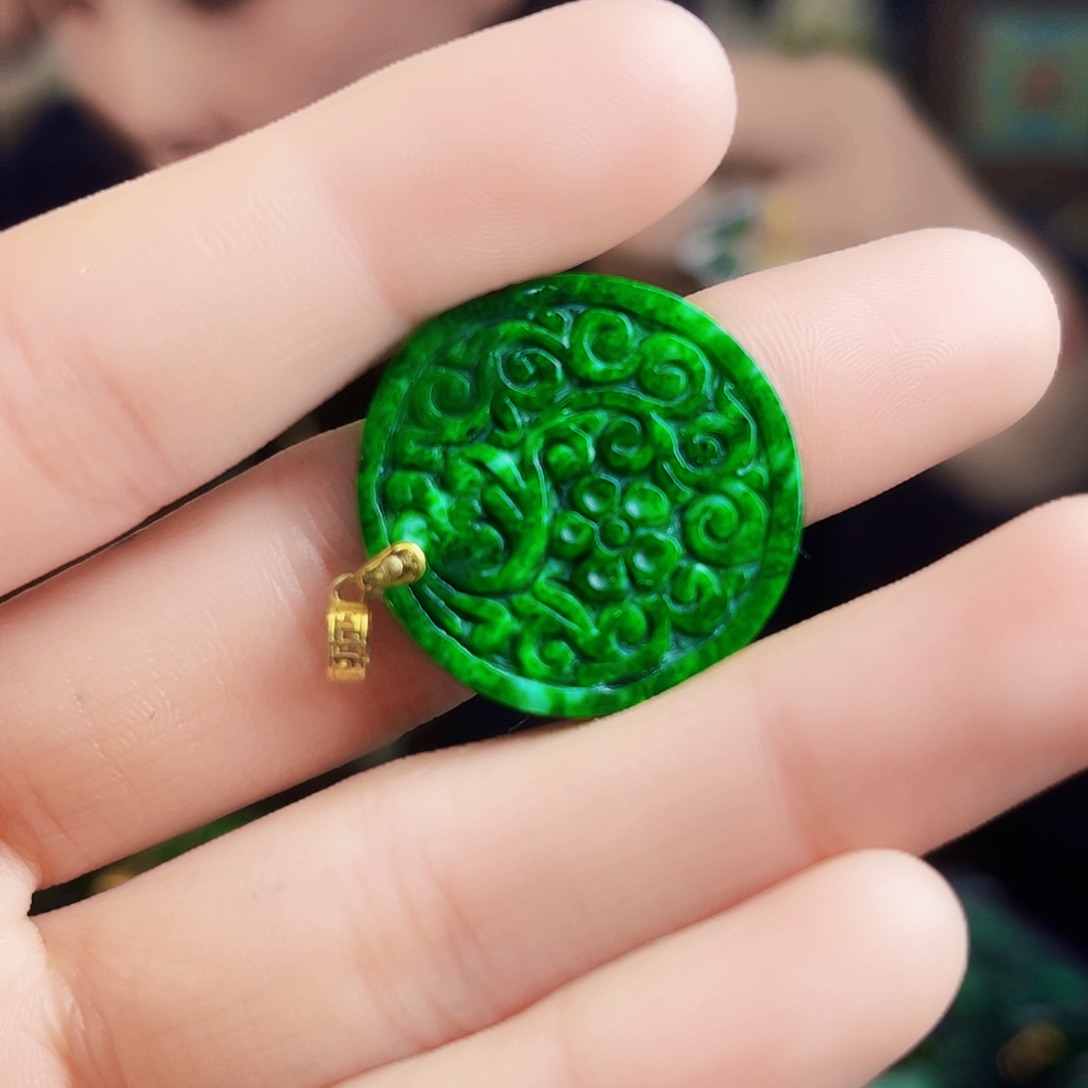 颈饰18K金镶嵌翡翠多样性