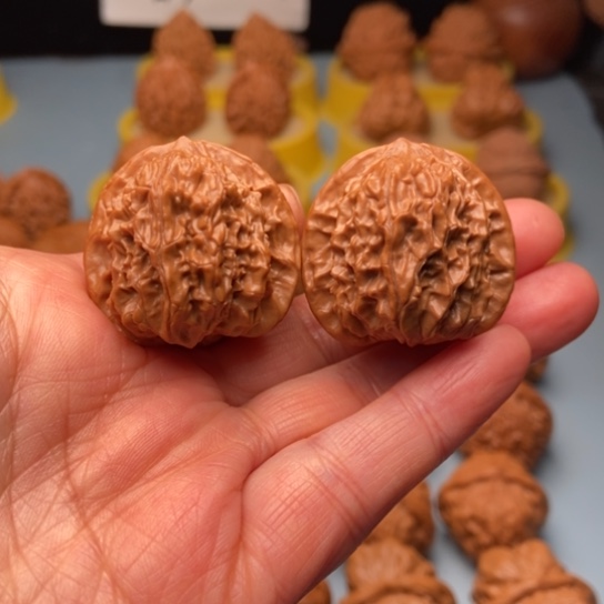 文玩核桃吊坠梨木台精对 32