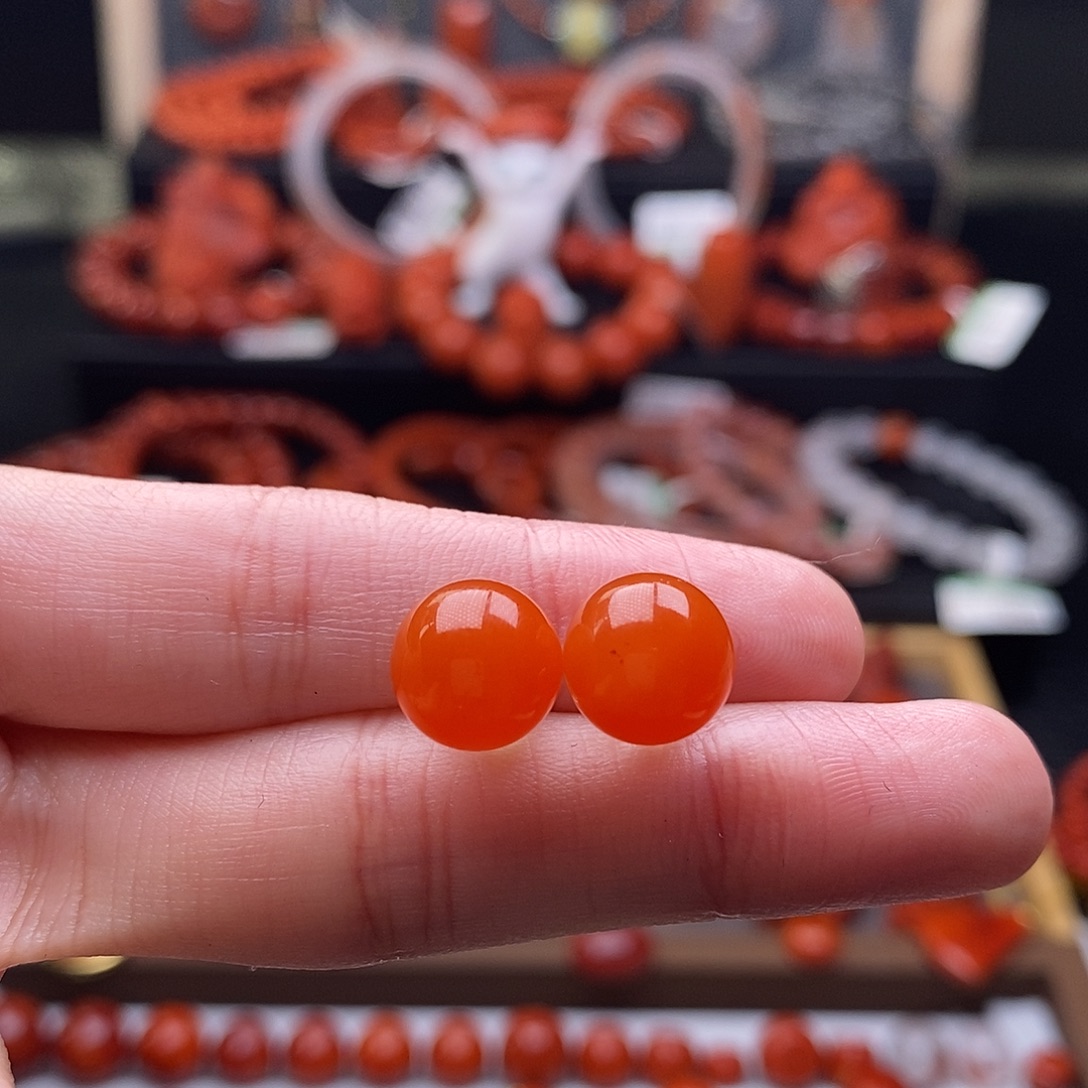 南红玛瑙18K金镶嵌四川凉山圆珠耳钉9.7mm