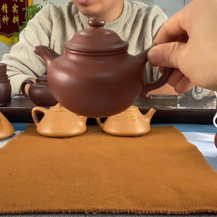 紫砂茶壶红皮龙莲子180左右的容量