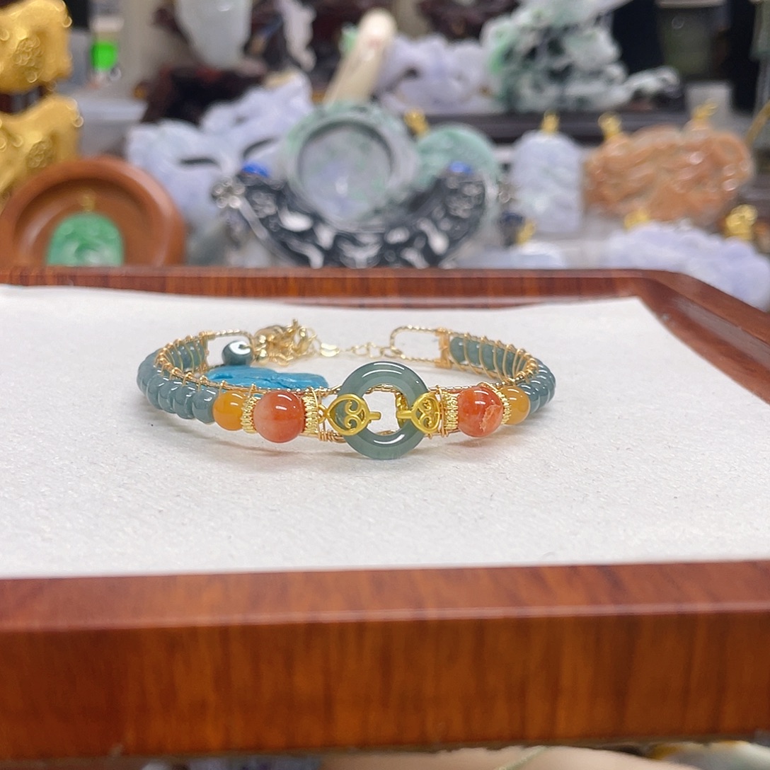 翡翠未镶嵌颈饰半手镯