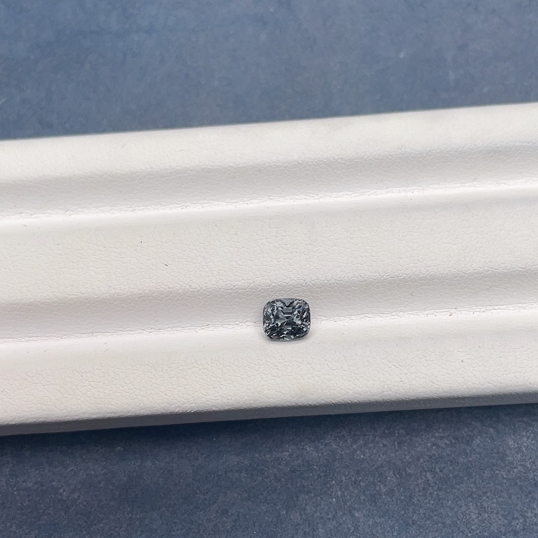 裸石尖晶石1.1ct金属灰黑